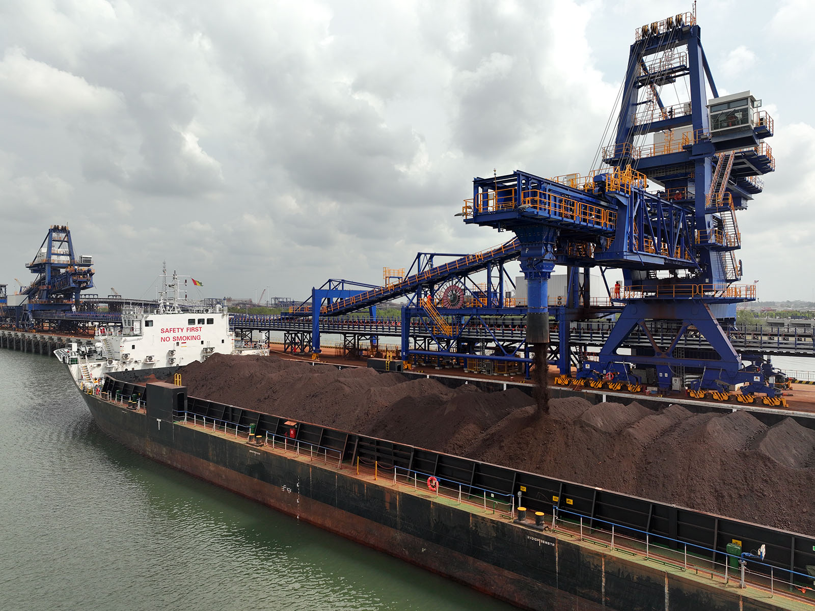 Le premier navire de minerai de fer de Simandou quitte la Guinée
