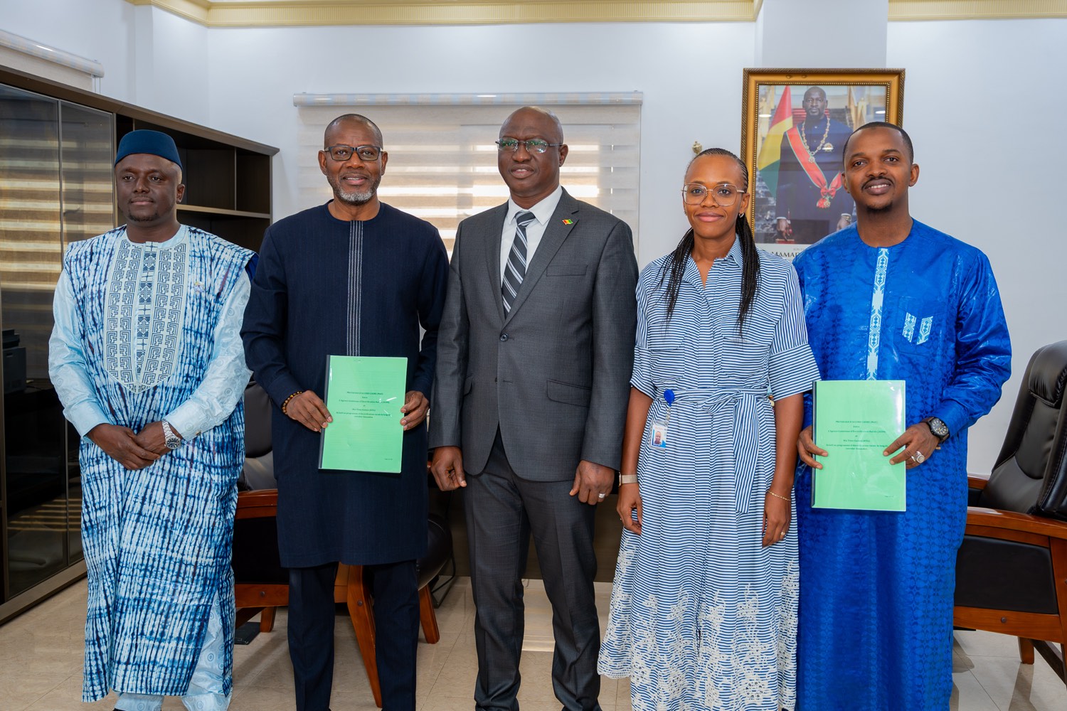 Signature du protocole d'accord entre Rio Tinto Guinée et l'AGER, en présence du ministre de l'Énergie de la République de Guinée, à Conakry.